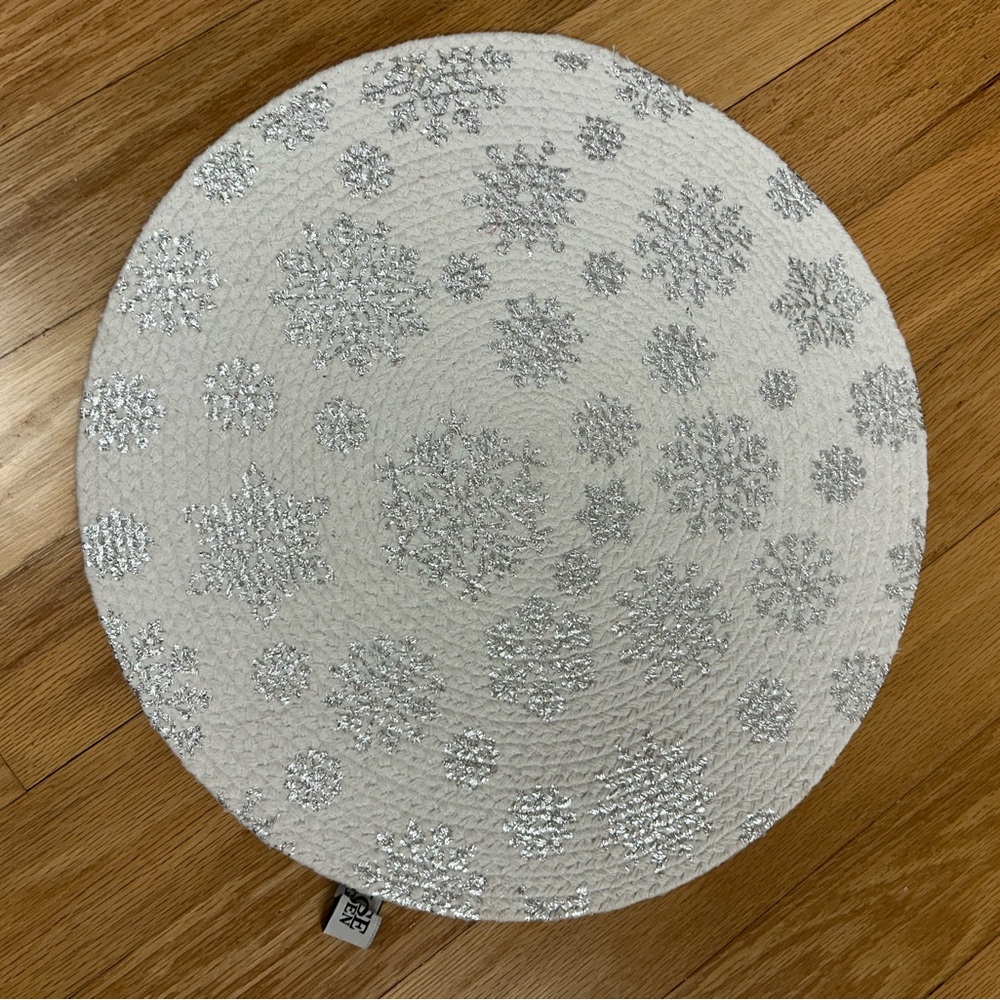 Elegant Silver Snowflake Holiday Rug